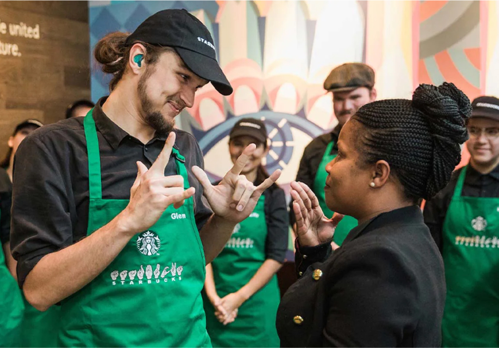 Partners de Starbucks atendiendo y creando experiencias en tienda
