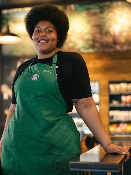 Partners de Starbucks en un entorno de trabajo inclusivo