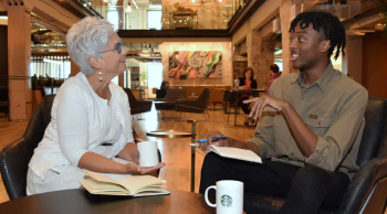 Sesión de formación y desarrollo de partners en Starbucks